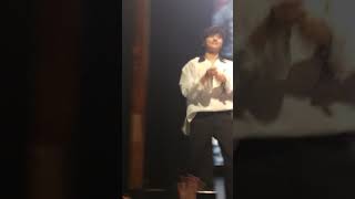 170923 Kim Myungsoo Fan Meeting in Singapore - Photo taking time