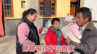 婷婷带孩子回娘家，老爸和弟弟抱着爱不释手，中午一人一碗腌肉面