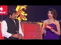 Manoj Tiwari and Pranitha Subhash Presenting the Award