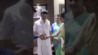 வீட்டில் திருமணத்தை நடத்தி வைத்த முதல்வர்!