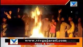 Supporters of Congress  Ambrish Der torched tires \u0026 block Highways Protesting Suspension | Vtv News