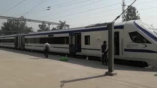 #Vandebhart Exp 🚄🚄(Tarin 18) standing on #bhadohi railway station.