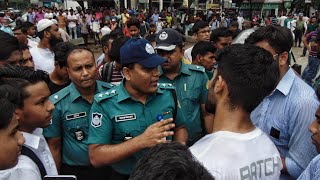 জনগন দেখুন পুলিশের মাথায় ডাব দিয়ে মারলো ।। Bangladesh poolice ।। Bangla News ।।