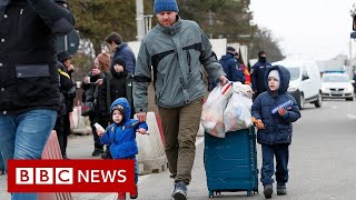 Расстреливают граждан, Украинские беженцы спешат к границам, спасаясь от войны - BBC News на русском