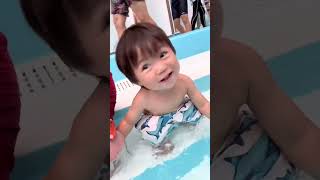 初めて大きなプールに来たきいち(Japanese baby came to the big pool)