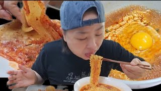 한끼 먹방:)) 잘익은 신김치에 🔥열라면 🌞 한끼요기 했습니다  Korean home cooking mukbang