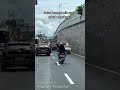 Salut!  Ukhtie buka jalan mobil ambulans, tuai pujian netizen.