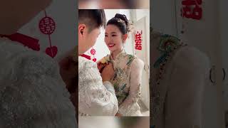 新郎給新娘帶花，網民：新娘滿眼裏都是新郎#結婚