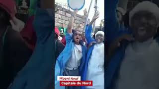 Ambiance des jeunes lors du défilée à Mbeni, berceau de la culture et de la démocratie aux Comores