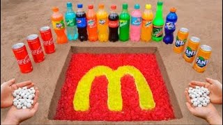 Логотип McDonalds в отверстии с Orbeez Coca Cola Mentos Популярные газированные напитки