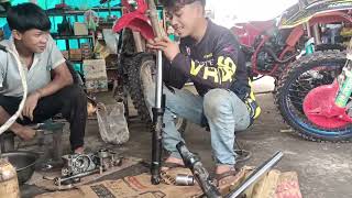 How to repair a motorcycle shock  easily . របៀបជួសជុលបូមម៉ូតូងាយ