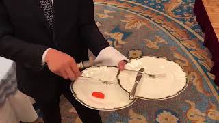 昔の配ぜん人はみんな出来た１０枚（今回は８枚）の料理皿を一度に下げる方法 How To Clear 8 Plates At Once