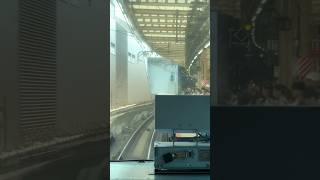 混雑している横浜駅に警笛を鳴らして入線