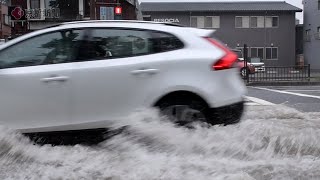 大雨で冠水した丸太町通（2021年8月14日　京都市上京区）　Marutamachi Street flooded by heavy rain