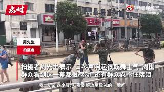 感动！郑州市民街头吹口琴向解放军致敬：战士们转身敬礼后继续工作