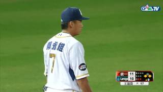 08/08 統一 vs Lamigo 九局上，郭峻偉擊出滾地球，郭永維接到後快傳一壘，但跑者早了一步