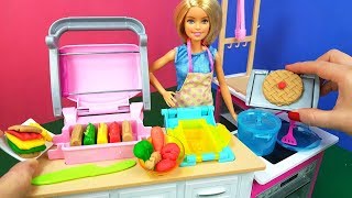 Tia Fla Prepara Um Jantar Delicioso Para Produção Na Cozinha Da Barbie. Será Que Ele Gostou?