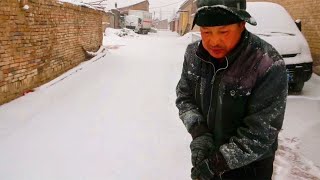 迎来2023第一场雪！中午鸡肉打粉片，肘子啃的香，吃相真馋人