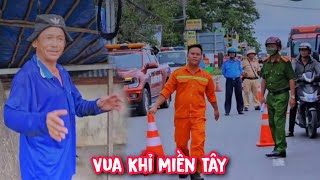 Vua Khỉ cưa cây ngoài QL1A có cả Cảnh Sát Giao Thông, để điều tiết giao thông.