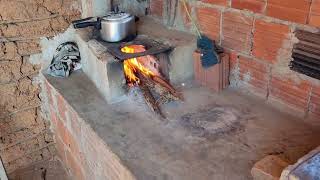 preparando o almoço no fogão a lenha