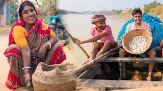 নদীতে চট জাল দিয়ে ছোট মাছ ধরলাম  ,মা আজ বাড়িতে বানালো রেডিমেড উনুন |