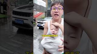 爸爸把儿子塞衣服里躲雨却忘记了，他就这么没有存在感吗？#funny#搞笑#爸爸带娃