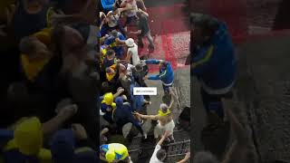 El MOMENTO EN EL QUE JUAN ROMÁN RIQUELME SE METE ENTRE LA POLICÍA Y LOS HINCHAS DE BOCA