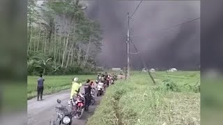 インドネシアのスメル火山が噴火、約2000人避難