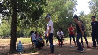 bé Nhung với màn bịt mắt đập bóng - team building game - trò chơi tập thể- ''Tiệt Quyền Đạo HCM''