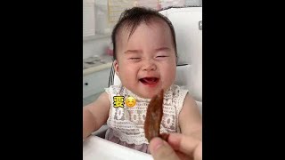 哈哈哈，是不是所有的幼崽都饞？ 太可愛了 🥰# 媽卡爸卡養娃寶典#人類高品質暑假#鬥智鬥勇的日常#記錄與小神獸的夏天