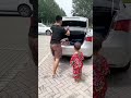 爸爸带娃也太不靠谱了，儿子没上车就跑了 cute baby cute 呆萌小米宝 聪明宝宝 萌娃