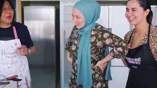 Jom tengok pandai Neelofa memasak rupanya. Nabila lagi lah dah otai memasak