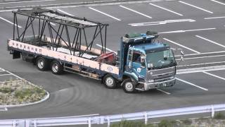 クローラークレーンの部材を積んだ播州商運倉庫の大型車