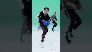 Exo Growl dance by Stray Kids