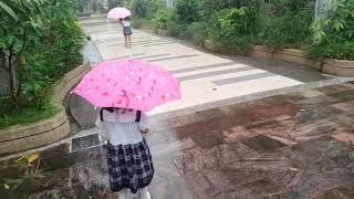 雨中翩翩起舞。香香 甜甜：不喜歡上課時下雨。打開了傘雨中翩翩起舞。2024-10-08