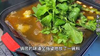 河南县城饭店老板用10块钱一个的麻辣甲鱼来吸引顾客，生意真红火