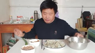 中午饭老张煮了二斤水饺，一两白酒。