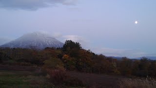 初冠雪の羊蹄山と紅葉と月‼