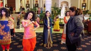 #Reshmakhan teaching dance move to Neha kakkar while shooting for ringofficial video song