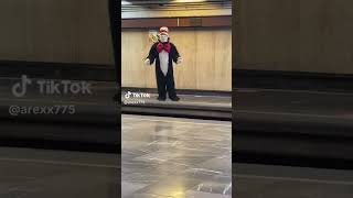 Usuario capta terrorífico momento al ver al ‘Gato del Sombrero’ en el Metro de la CdMx