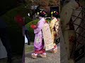 祇園甲部花街の舞妓久野さんと舞妓まめきよさんが祇園小唄の碑の前で花を捧げながらお辞儀をしている 舞妓 kimono geiko