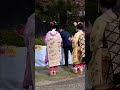 祇園甲部花街の舞妓久野さんと舞妓まめきよさんが祇園小唄の碑の前で花を捧げながらお辞儀をしている 舞妓 kimono geiko