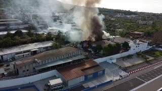 Esplosione a Napoli: il drone sorvola la fabbrica in fiamme