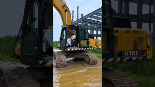 This girl operates a hydra machine 🤯 #shortvideo #hydra #jcb #ytshorts