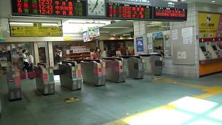 東武伊勢崎線と東武大師線が接続する西新井駅の改札口の風景