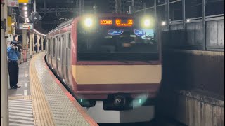 【ジョイント音最高！】E531系0番台ｶﾂK423編成（赤電ラッピング）＋ｶﾂK463編成が回送電車として警笛を鳴らしながら新橋駅1番線を通過するシーン（回1280M）2024.7.6.22:57