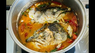 ต้มยำหัวปลาแซลมอนน้ำข้น กับข้าว อาหารไทย (Thai Food) Salmon Head in spicy soup by ครัวหรรษา