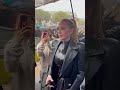 la impresionante transformación de lindsay lohan en la semana de la moda de parís