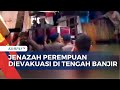 Usaha Evakuasi Jenazah Seorang Perempuan saat Banjir Menggenangi Kota Makassar