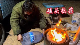 徒步去—50℃的根河，冬天最难就是水的保温，休息了第一件事就是烧水化冰才能做饭。